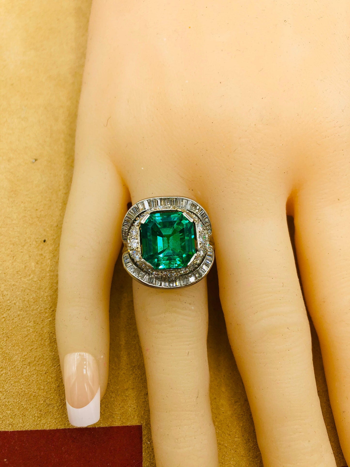 Emilio Jewelry Certified 9.08 Carat Muzo No Oil Colombian Emerald Ring