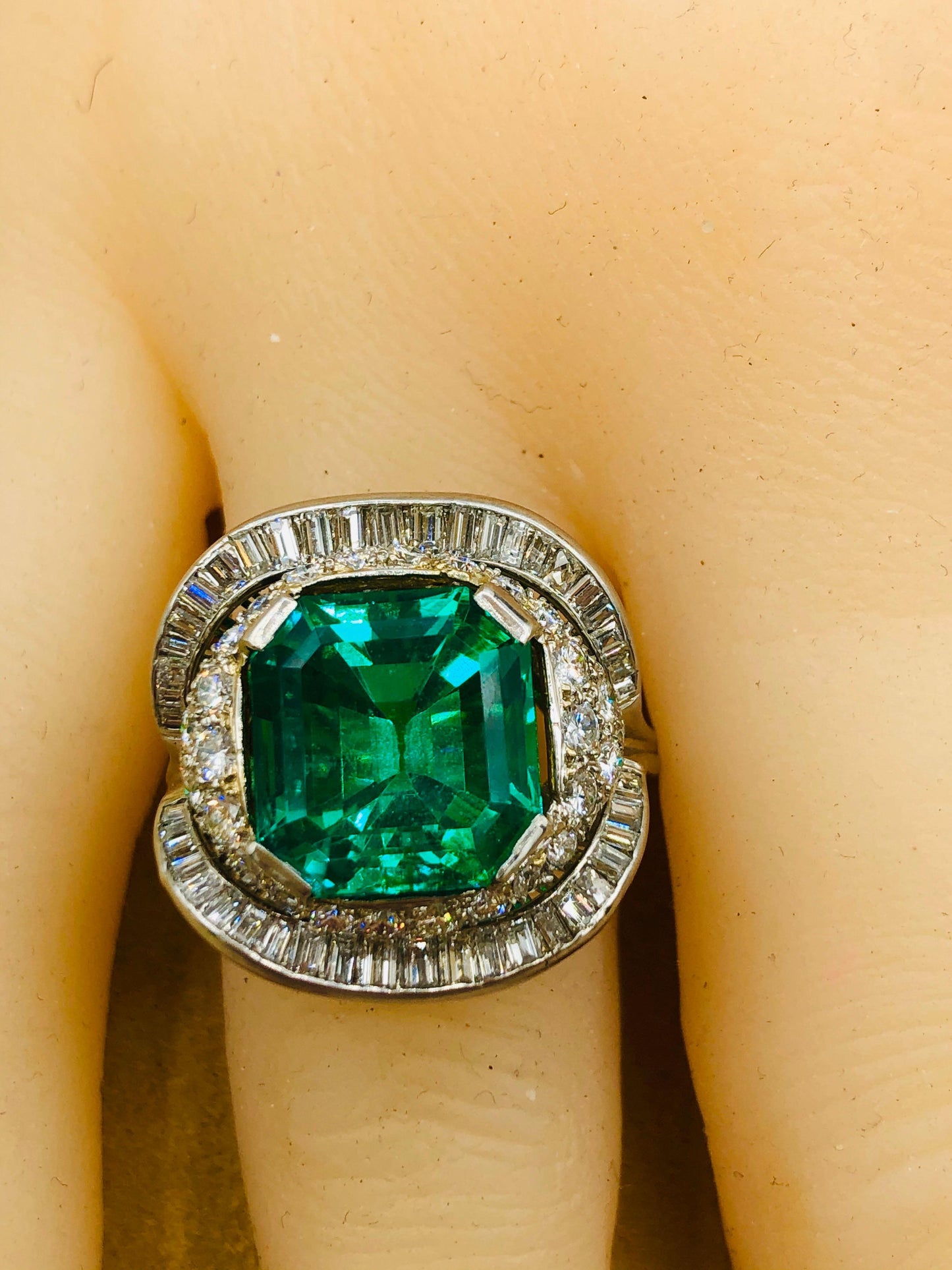 Emilio Jewelry Certified 9.08 Carat Muzo No Oil Colombian Emerald Ring