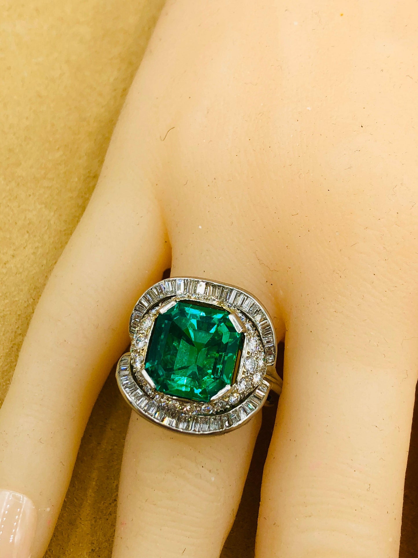 Emilio Jewelry Certified 9.08 Carat Muzo No Oil Colombian Emerald Ring