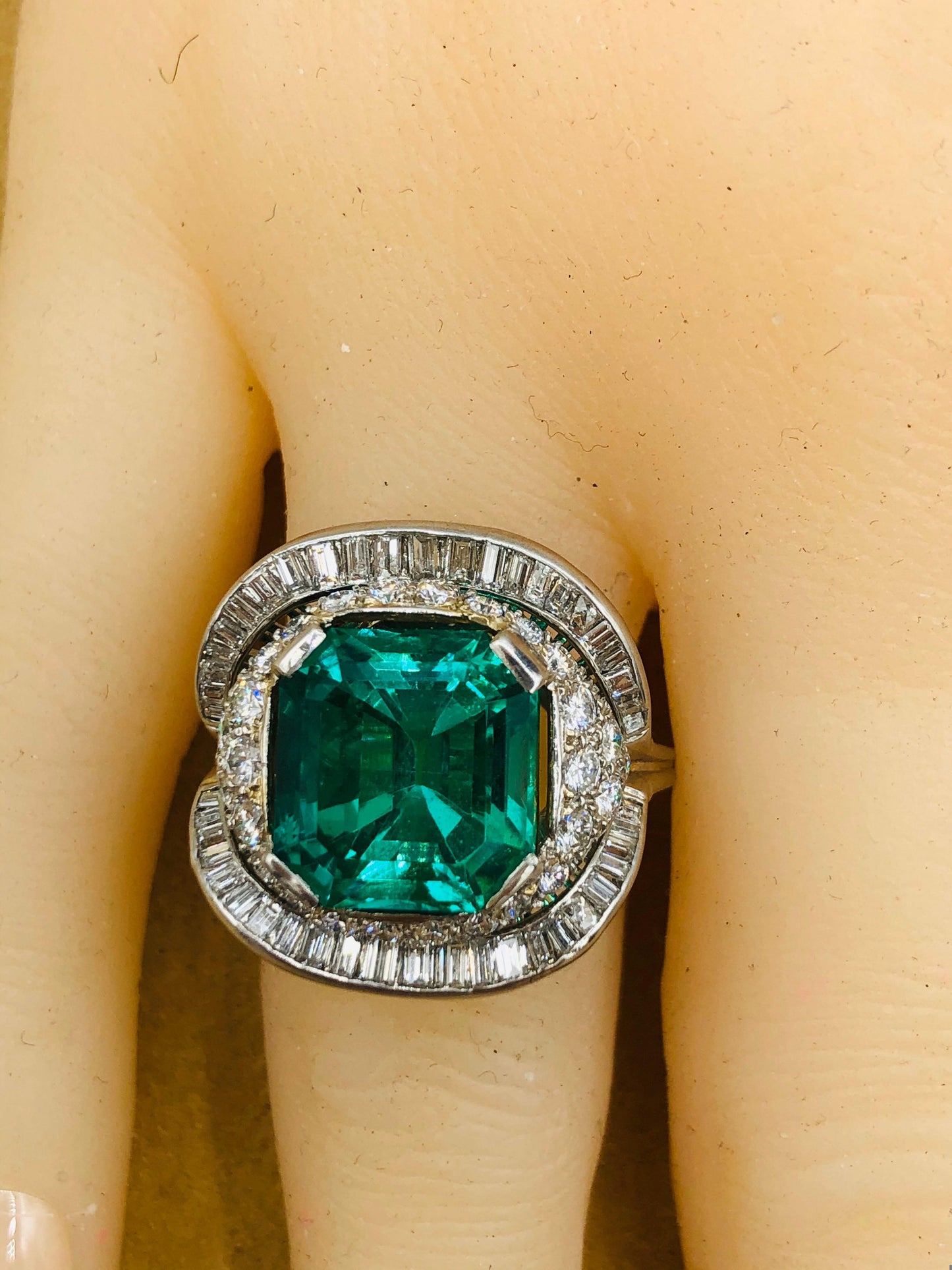 Emilio Jewelry Certified 9.08 Carat Muzo No Oil Colombian Emerald Ring