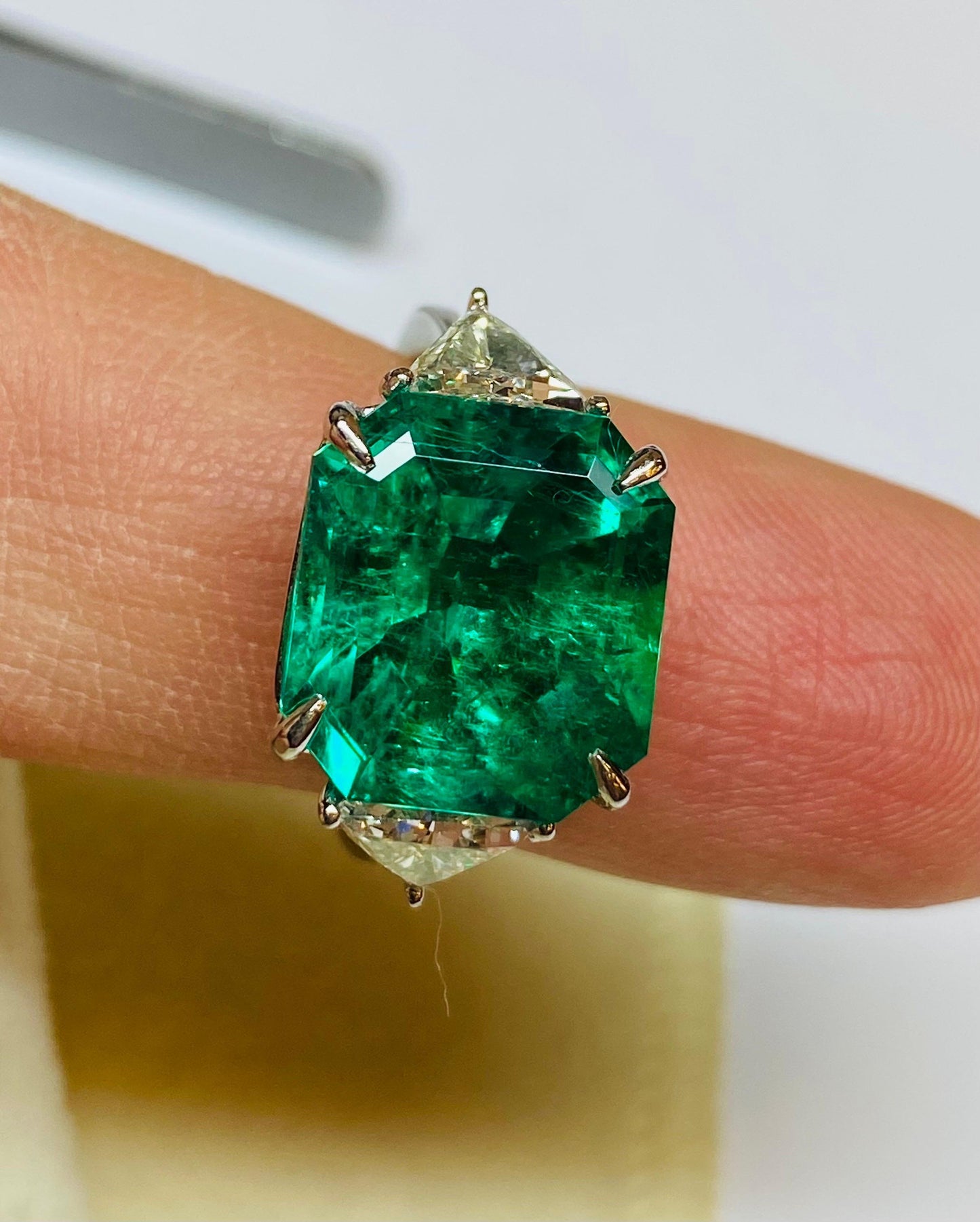 Emilio Jewelry Gubelin Certified 10.02 Carat Muzo Colombian Emerald Ring