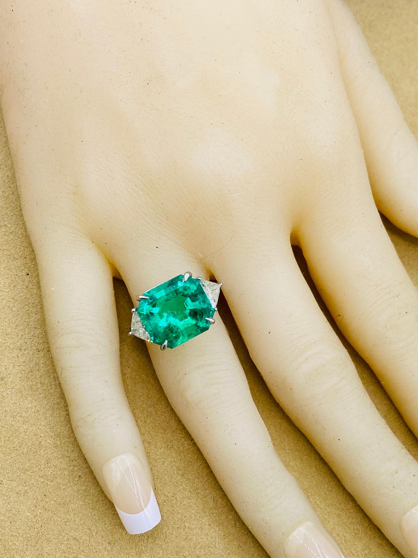Emilio Jewelry Gubelin Certified 10.02 Carat Muzo Colombian Emerald Ring