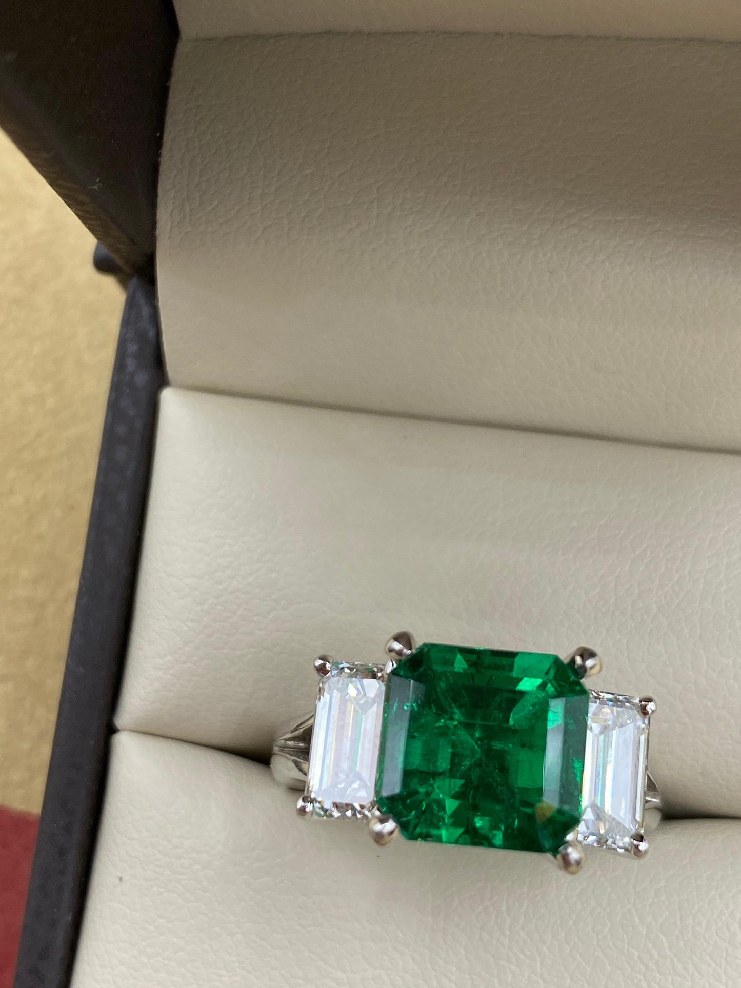Emilio Jewelry Gubelin Certified 3.90 Carat Untreated No Oil Colombian Emerald