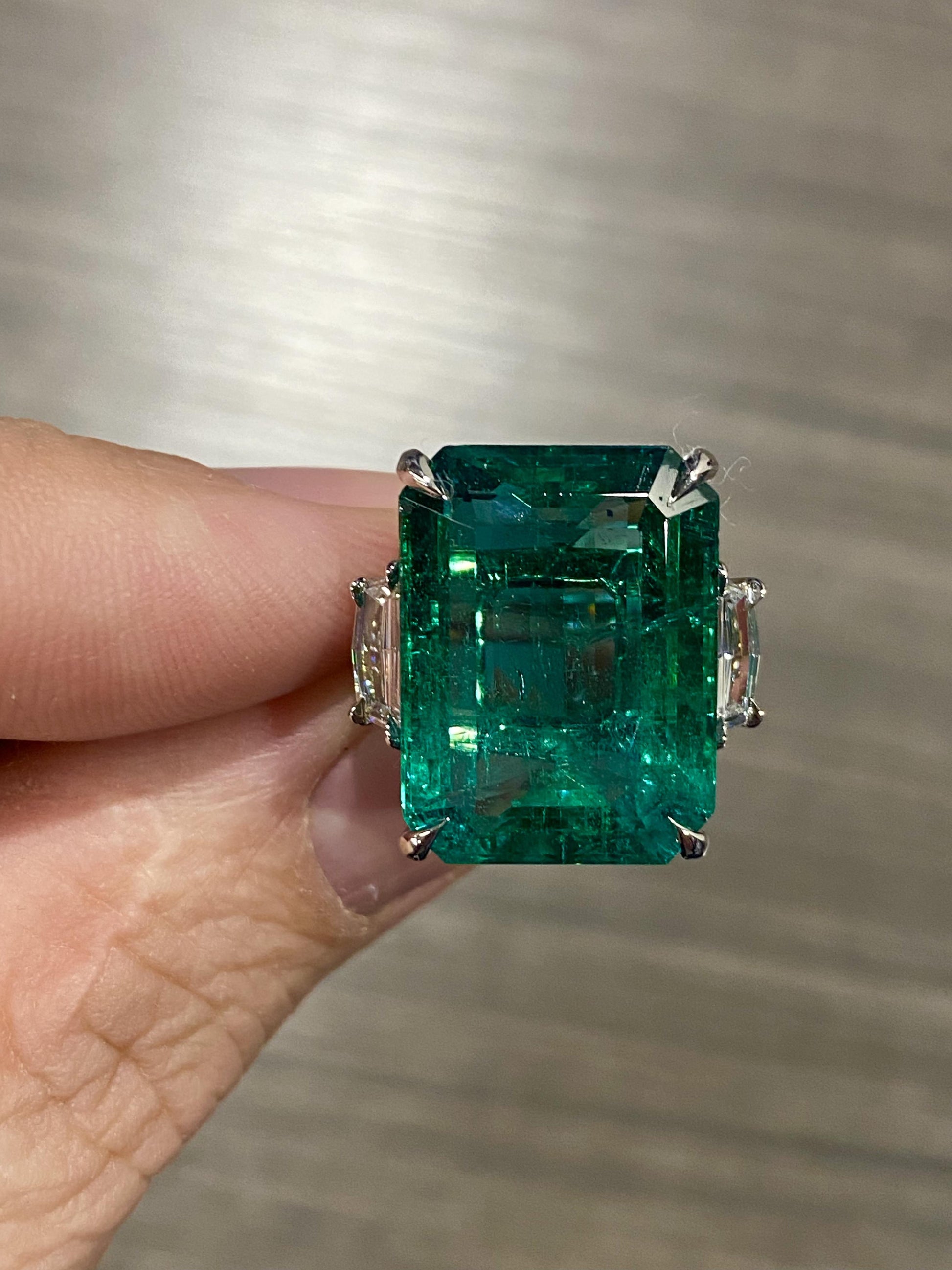 Emilio Jewelry Certified 17.30 Carat Magnificent Emerald Ring