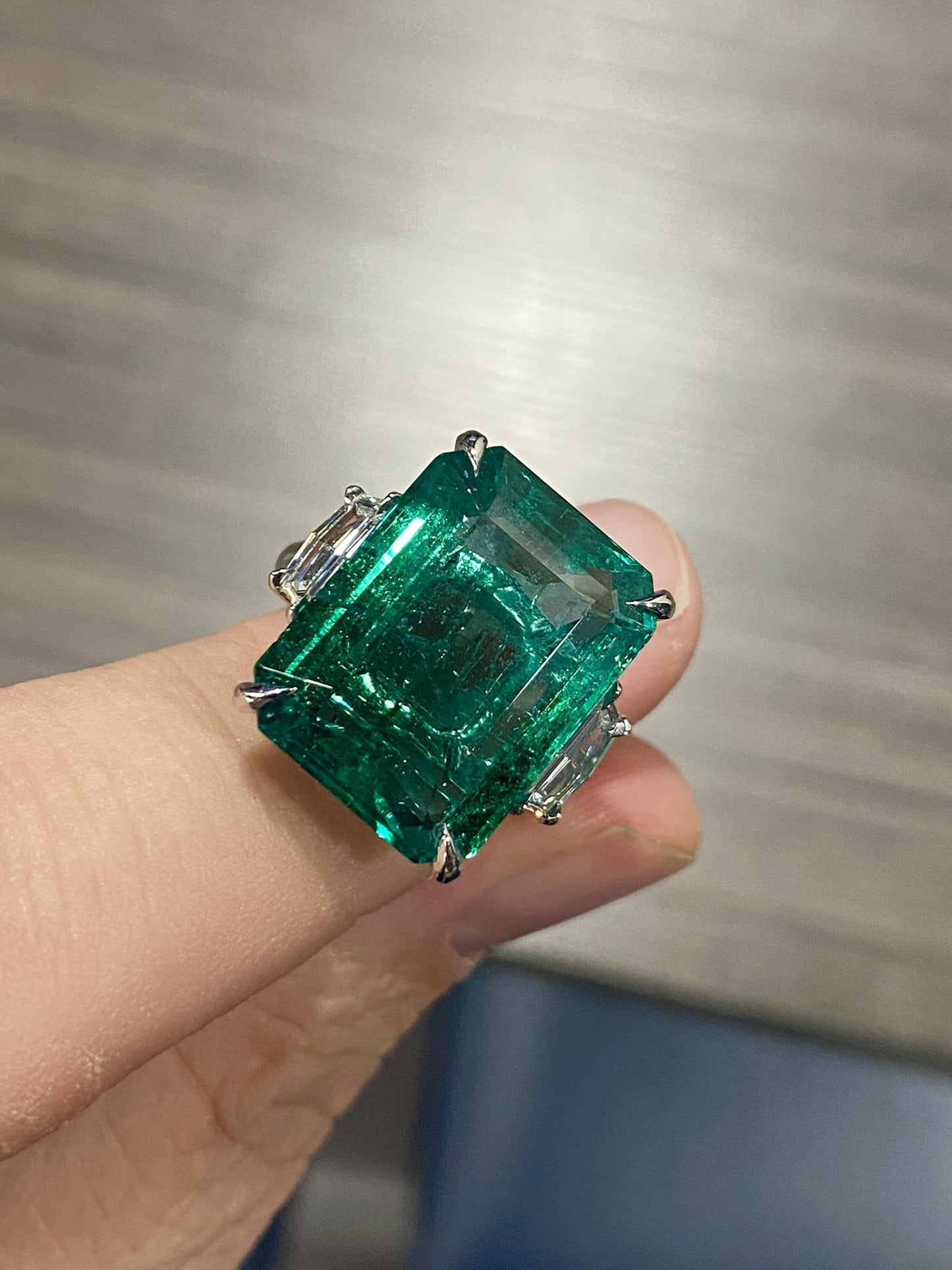 Emilio Jewelry Certified 17.30 Carat Magnificent Emerald Ring