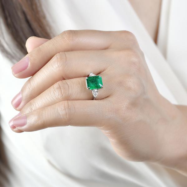 Emilio Jewelry 5.32 Carat Emerald Ring