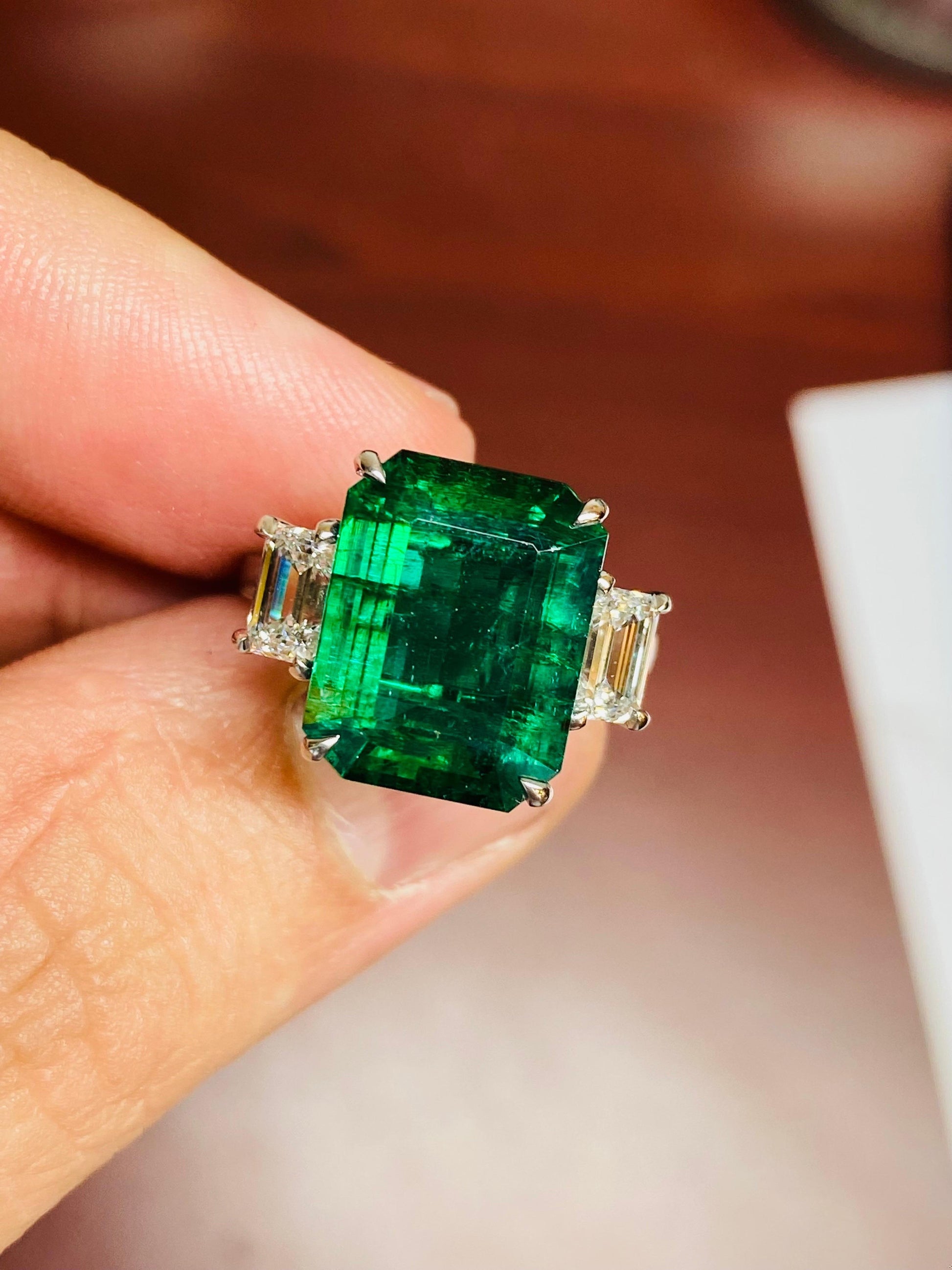 Emilio Jewelry Gubelin Certified 8.00 Carat Vivid Green Emerald Diamond Ring